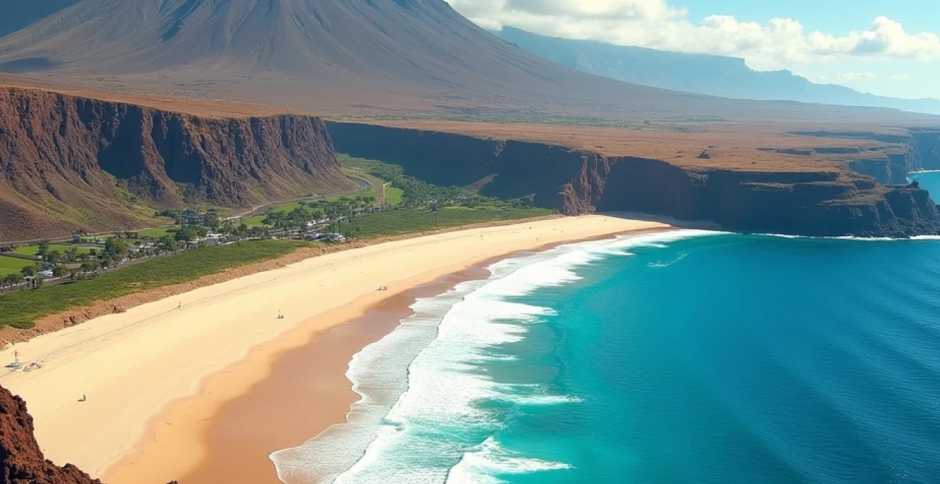 le-canarie-sorprendono-con-paesaggi-vulcanici-e-spiagge-dorate